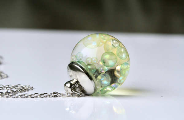 Halskette Seifenblasen Regenbogen Perlen in Gießharz Kette mit Glaskugeln funkelndes Geschenk für Sie Freundin Schwester Mutter